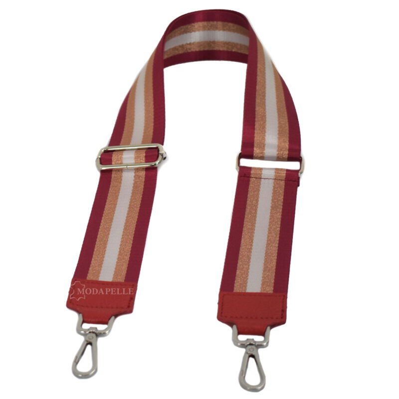 Adjustable bag strap, in red color. With silver metallic parts and leather finishes