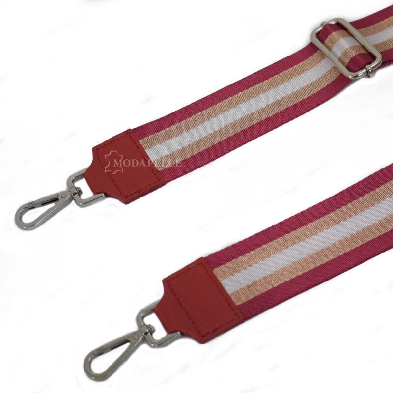 Adjustable bag strap, in red color. With silver metallic parts and leather finishes