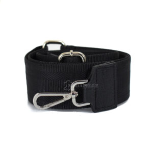 Adjustable bag strap, in black color. With silver metallic parts and leather finishes