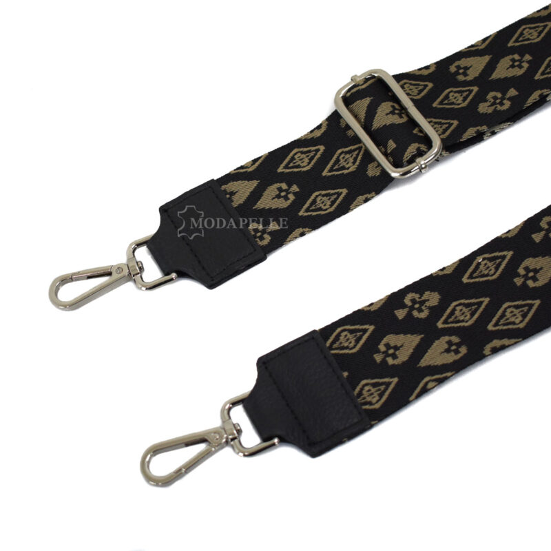 Adjustable bag strap, in black color. With silver metallic parts and leather finishes