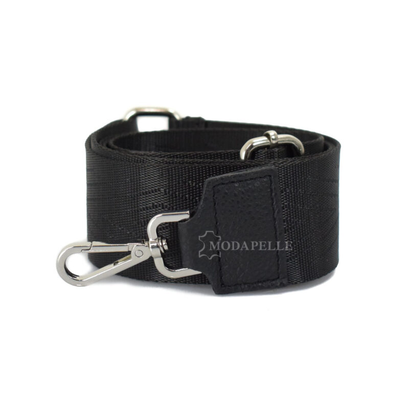 Adjustable bag strap, in black color. With silver metallic parts and leather finishes