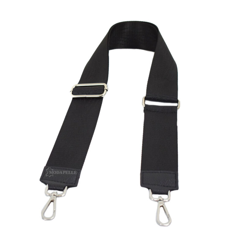 Adjustable bag strap, in black color. With silver metallic parts and leather finishes