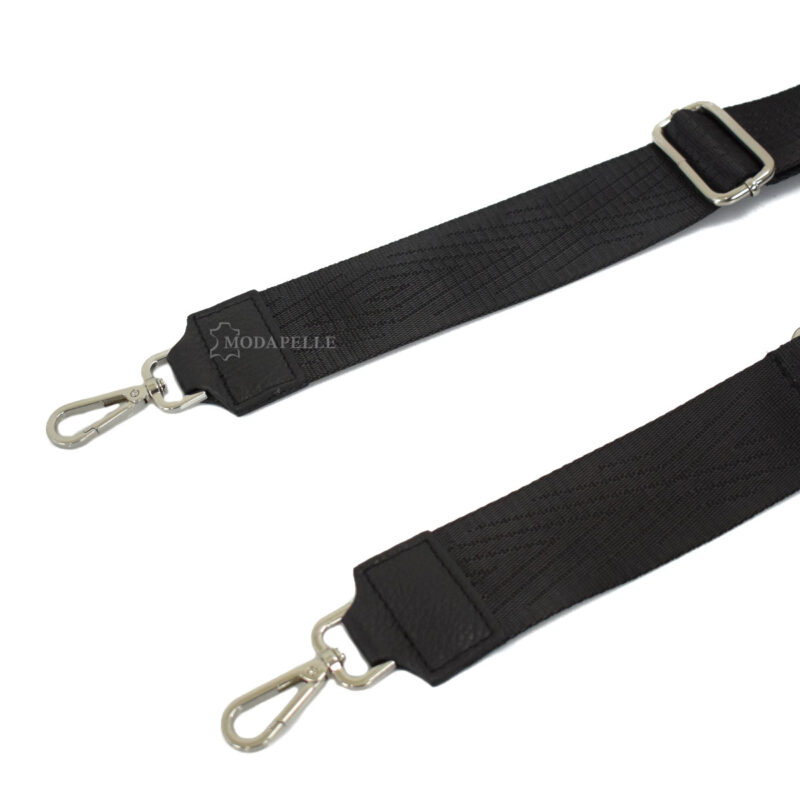 Adjustable bag strap, in black color. With silver metallic parts and leather finishes